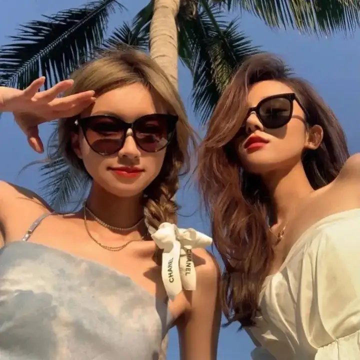 偷窥至亲 海报